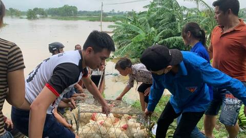 Hơn 1.000 người tham gia hỗ trợ di chuyển dân đến nơi an toàn