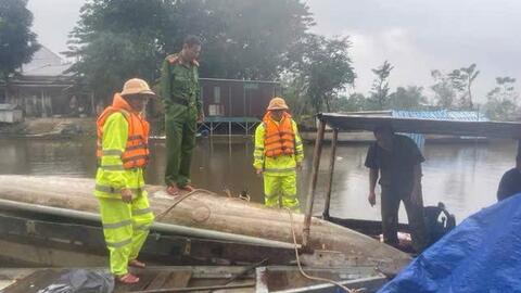 Vận động người dân dự trữ nhu yếu phẩm ứng phó với mưa lũ