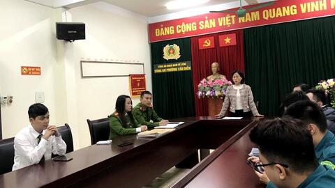 Theo chân Công an phường "gõ cửa" hướng dẫn người dân kích hoạt iHanoi