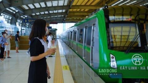 Hanoi Metro nhận lỗi vụ khách phải che ô khi đi tàu Cát Linh - Hà Đông