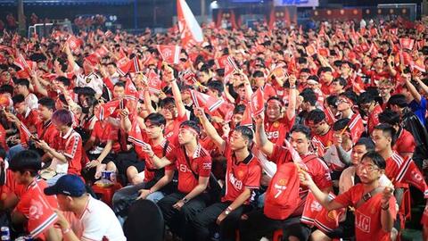 Cổ động viên tại TPHCM tiếp lửa Man United đá chung kết Europa League
