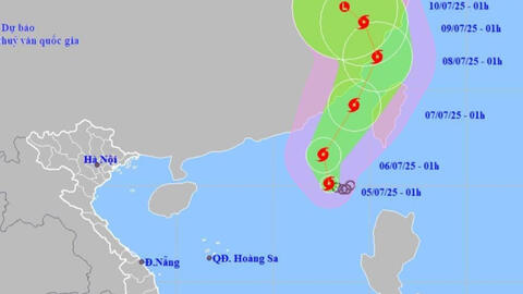 Biển Đông đón bão số 2, sức gió mạnh nhất vùng gần tâm bão giật cấp 10