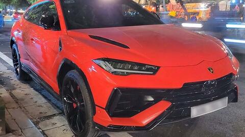 Doanh nhân Hà Nội sở hữu Lamborghini Urus S màu đỏ hiếm