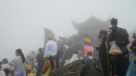 Khách vượt 1.000 km xoa tiền cầu may ở ngôi chùa đúc bằng đồng