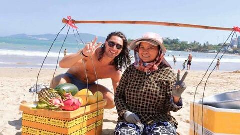 Người bán trái cây hát tiếng Anh ở Nha Trang muốn lan tỏa hình ảnh Việt Nam thân thiện