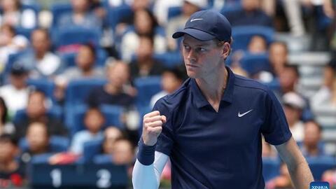 Jannik Sinner san bằng kỷ lục của Federer, Djokovic