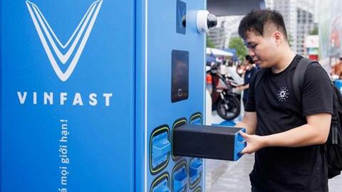 Đổi pin xe máy điện - “mảnh ghép” giúp giao thông xanh bứt tốc