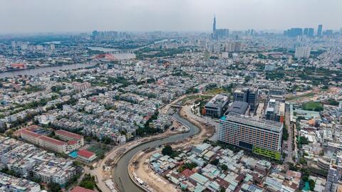 Rạch Xuyên Tâm ở TPHCM: Nơi thi công nhộn nhịp, chỗ chật vật chờ mặt bằng