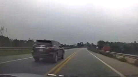 Phạt tiền, trừ điểm bằng lái tài xế xe biển xanh vượt ẩu trên cao tốc