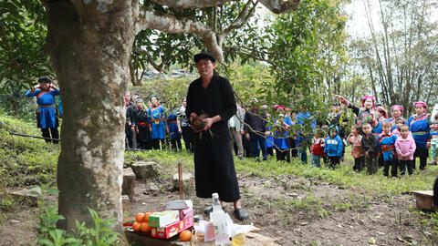 Độc đáo lễ hội dưới tán trà cổ thụ của người Cờ Lao