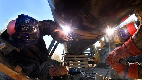 EU bất ngờ hoãn lệnh cấm dầu Nga giữa khủng hoảng năng lượng