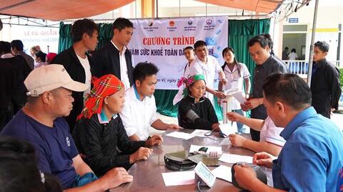 Khám bệnh, cấp thuốc miễn phí cho đồng bào xã biên giới Tuyên Quang