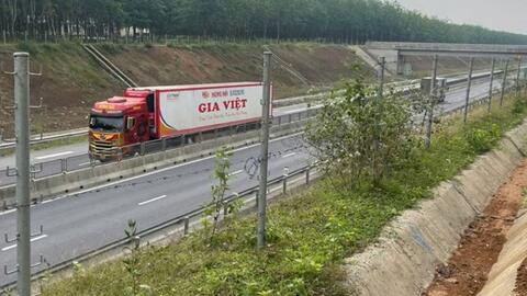 Hàng rào cao tốc Vạn Ninh - Cam Lộ bị hư hại, nguy cơ tai nạn rình rập