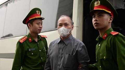 Dẫn giải cựu Thứ trưởng Hoàng Văn Thắng vào phòng xử án