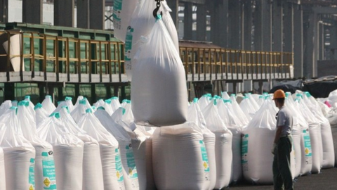 Nga đánh tiếng với Mỹ: Hoặc nới trừng phạt, hoặc cạn kiệt phân bón