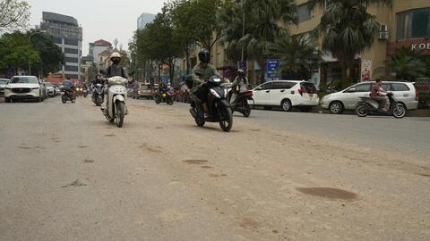 Tuyến đường cạnh công trường Vành đai 2,5 bám đầy bùn đất, bụi mù mịt