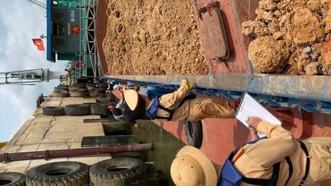 Bắt giữ tàu chở 700m3 đất san lấp lậu trên sông Hồng