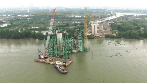Thi công ngày đêm trên công trường dự án cầu dây văng rộng nhất Hải Phòng