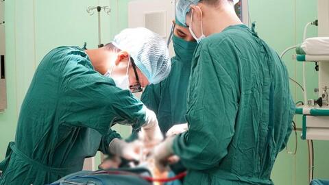 Phẫu thuật thành công lấy sỏi tuyến dưới hàm cỡ lớn ở Bệnh viện Đa khoa Vũng Tàu