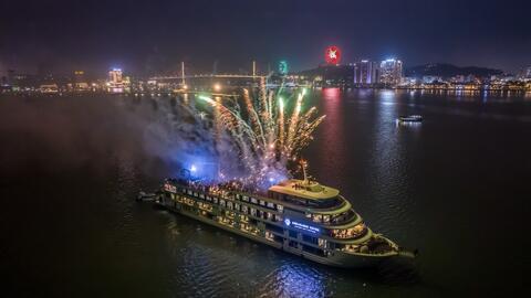 60 tàu du lịch trình diễn Lễ hội ánh sáng trên vịnh Hạ Long