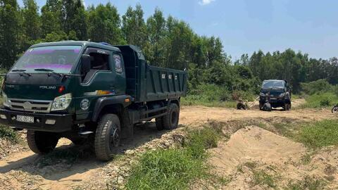 Công an bắt quả tang nhóm người bơm hút cát trái phép ở Khánh Hòa