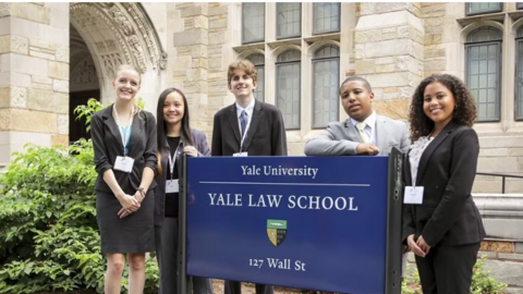 Trường Luật Yale mất vị trí đầu bảng