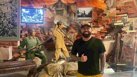 Khách Tây bất ngờ khi tận mắt thấy xác máy bay B-52 ở Hà Nội