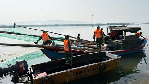 Bắt quả tang 3 tàu cá dùng kích điện khai thác thủy sản