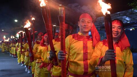 Hàng nghìn người tham gia rước đuốc Lễ hội Phủ Dầy 2026