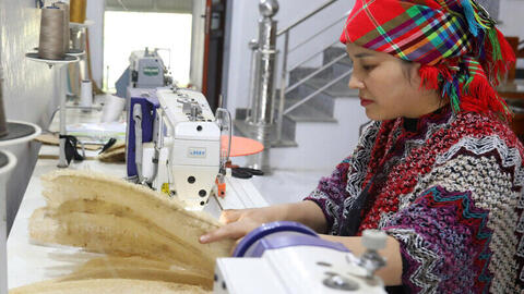 Sáng tạo từ mướp già, mô hình thủ công của phụ nữ vùng cao hút du khách