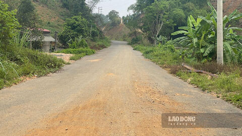 Cầu độc đạo thi công ì ạch, người dân vùng cao chật vật đi lại