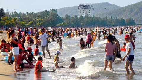Cửa Lò giải thích lý do thu tiền tắm tráng của du khách