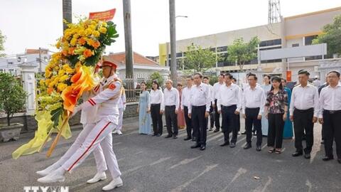 Chủ tịch Quốc hội Trần Thanh Mẫn dâng hương tại Di tích Dinh quận Hóc Môn