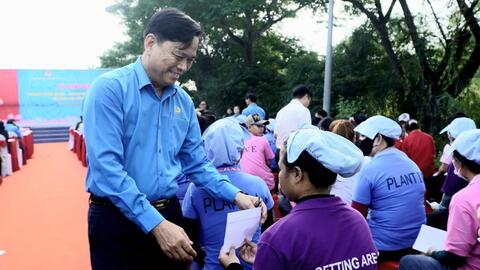 Công nhân giày yên tâm làm việc, được chăm lo nhiều hơn qua các thỏa ước