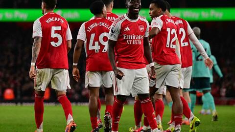 Sự tranh cãi và chiến thắng bước ngoặt của Arsenal