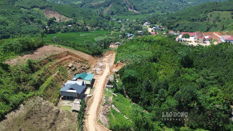Đường huyết mạch thi công ì ạch, người dân chịu cảnh mưa lầy nắng bụi
