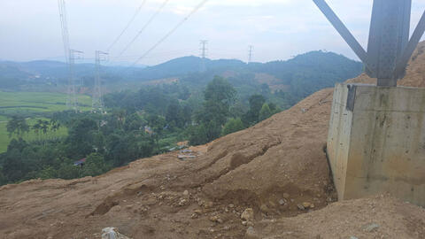 Sạt lở ăn sâu móng cột điện 500kV Lào Cai - Vĩnh Yên, người dân thấp thỏm