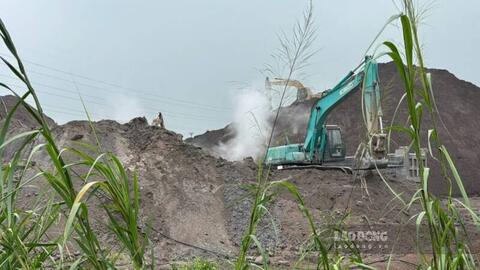 Nỗi lo ô nhiễm từ bãi tập kết tro xỉ quy mô lớn bên sông Cầu