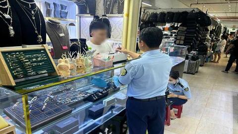 TPHCM truy xét đối tượng đầu nậu, kho chứa hàng giả, hàng nhái