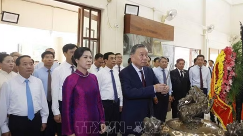 Tổng Bí thư, Chủ tịch nước Tô Lâm dâng hương tưởng niệm Chủ tịch Hồ Chí Minh tại Thái Lan