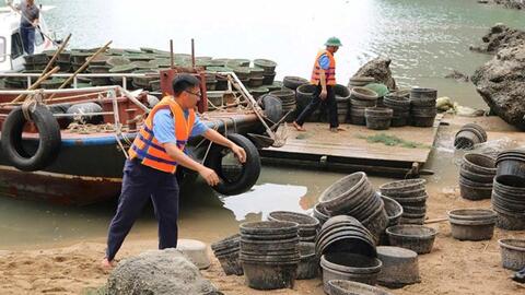 Thu gom khoảng 7.000 lồng sau nuôi thủy sản trái phép trên Vịnh Hạ Long