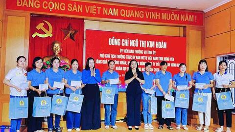 Công đoàn Hưng Yên trao quà tới 50 công nhân lao động May Hưng Long II