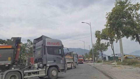 Xe công trình ùn ùn chở vật liệu gây ô nhiễm, tiềm ẩn nguy cơ mất an toàn