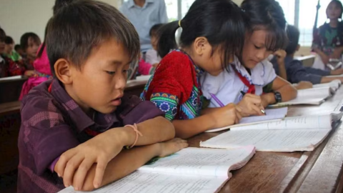 Thống nhất một bộ sách giáo khoa giảm gánh nặng cho học sinh vùng khó