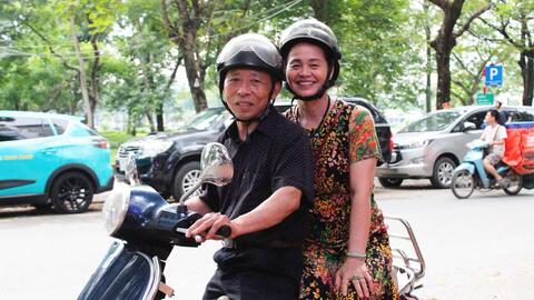Cụ ông 70 tuổi đưa vợ đi khắp Việt Nam và câu chuyện tình đẹp như cổ tích