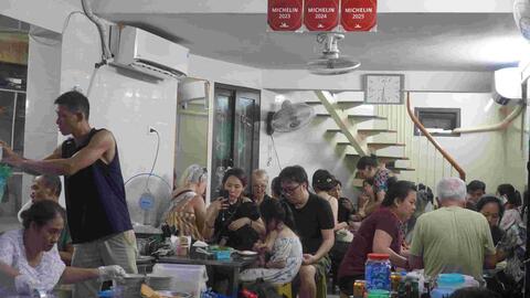Khách Tây mê món bánh cuốn thủ công 3 năm được Michelin vinh danh ở Hà Nội