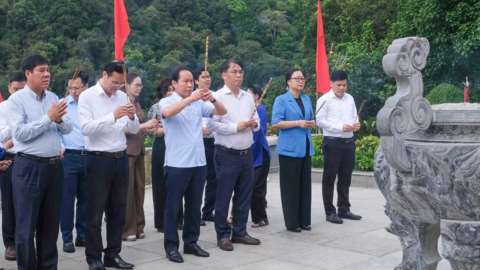 Phó Thủ tướng Lê Tiến Châu dâng hương tại Đền thờ Chủ tịch Hồ Chí Minh ở Pác Bó
