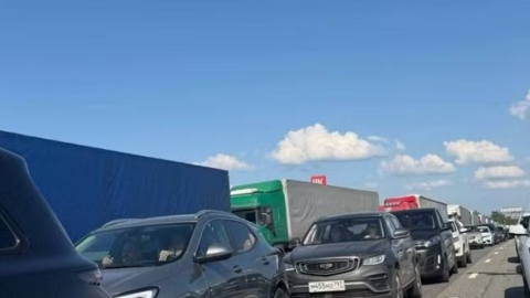 Tắc đường kéo dài nhiều giờ tại biên giới Nga-Belarus