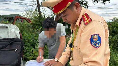 CSGT Khánh Hòa xử lý xe khách nhồi nhét hành khách