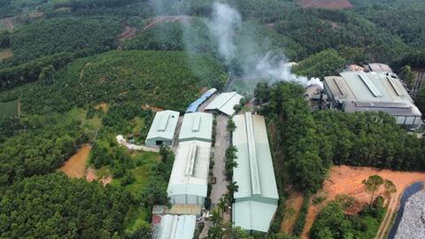 Phanh phui vụ đổ 500 tấn chất thải, người dân vẫn thấp thỏm lo ô nhiễm